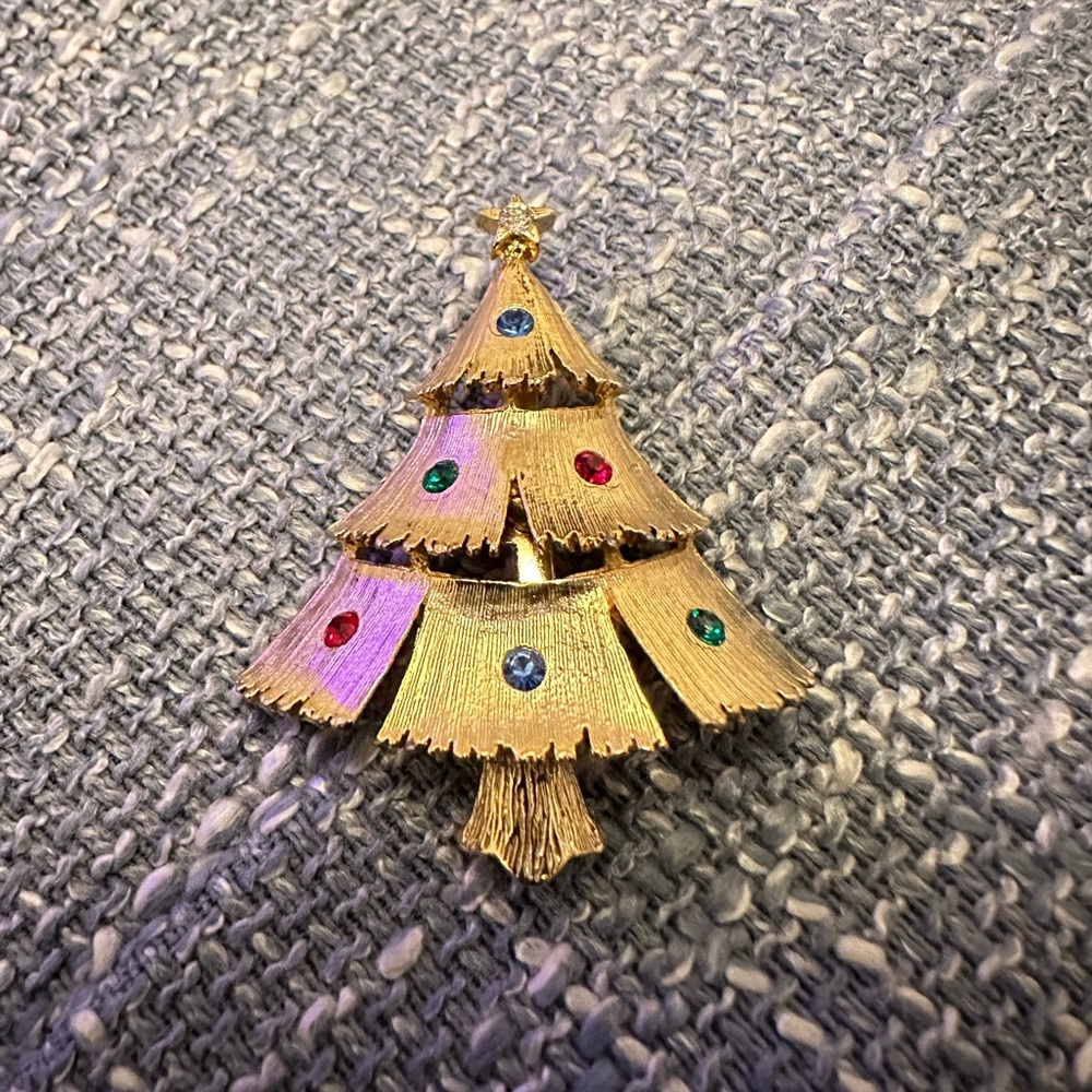 Christmas Tree Pin, Small Gold Tone Colored Stones, Christmas Novelty Jewelry